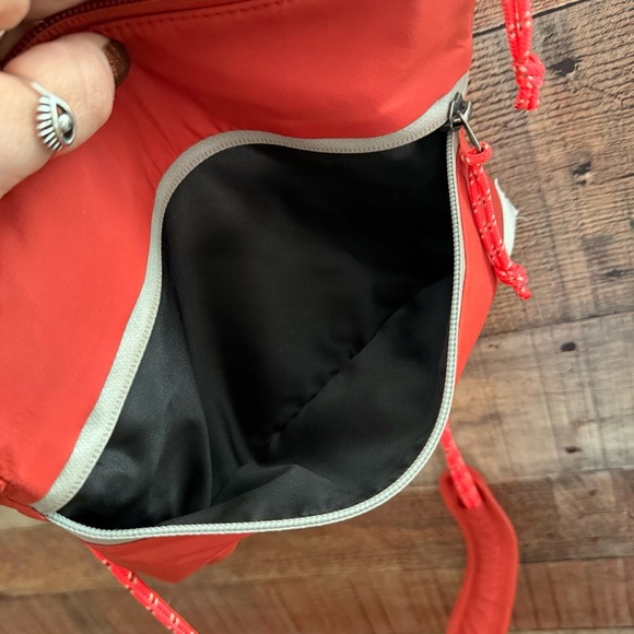 Lululemon Unisex Patch Logo Crossbody Bag 2.5L - Picture 9 of 12